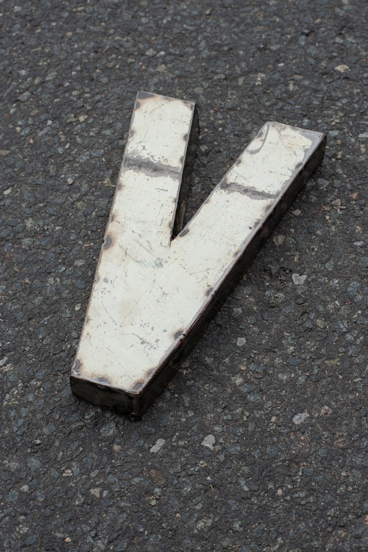 blechbuchstabe V